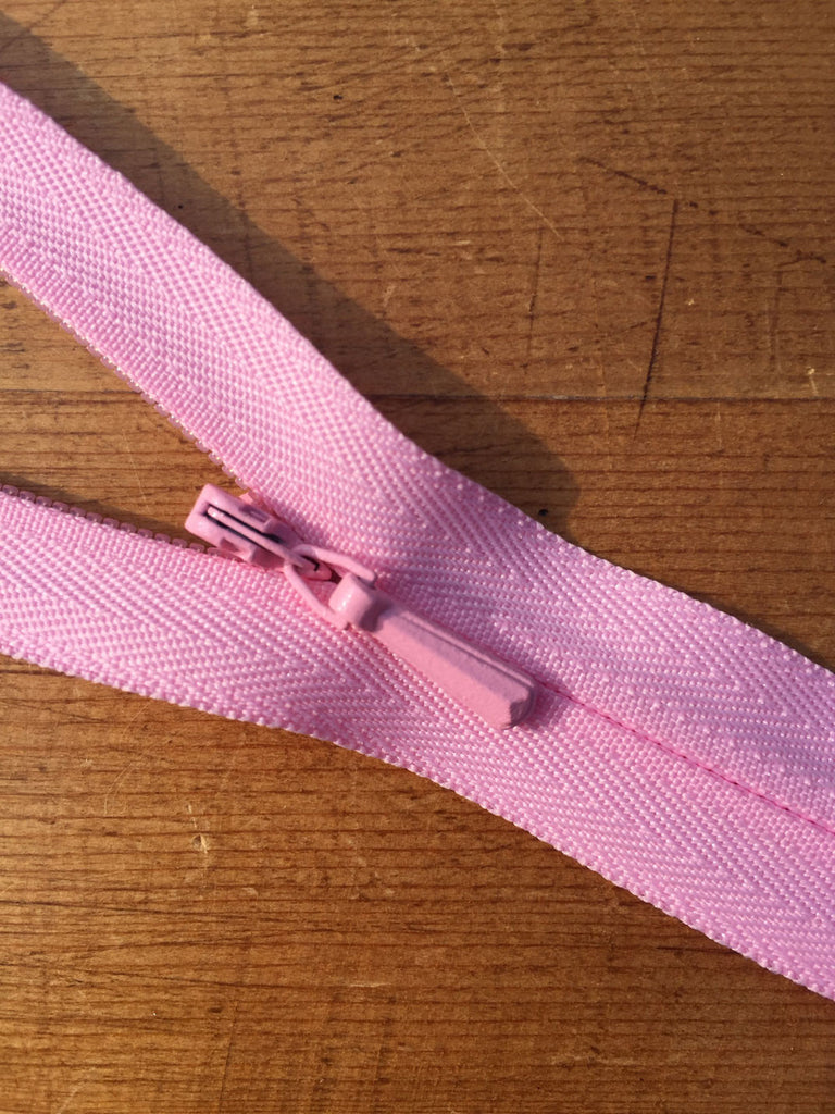 22"/56cm Concealed Zip - Pink (513) - Craftyangel