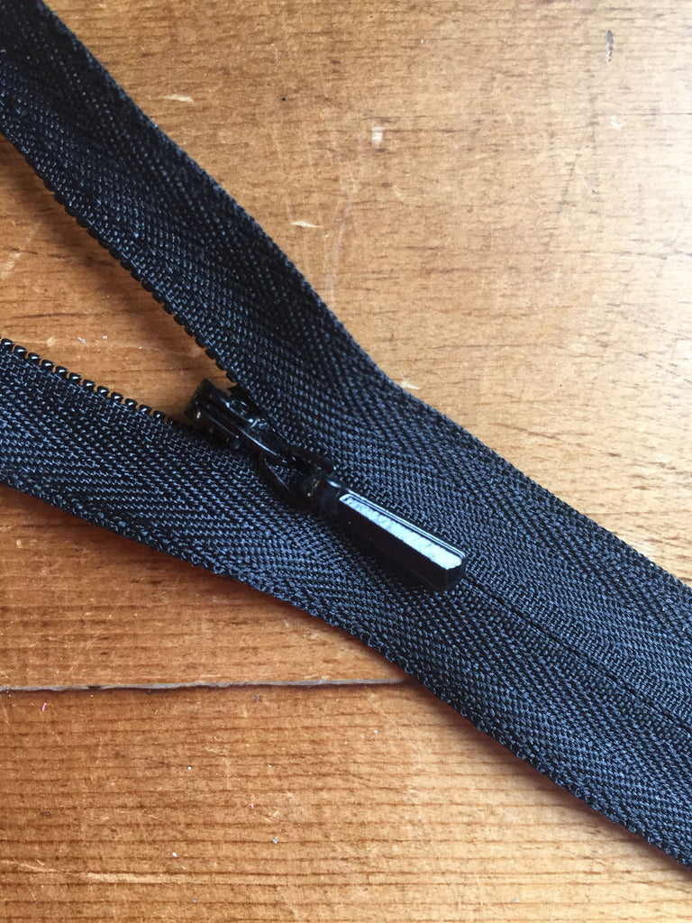 22"/56cm Concealed Zip - Black (580) - Craftyangel