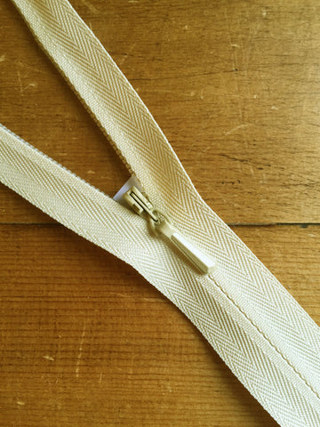 14"/36cm - Nylon Dress Zip - Damson (863)