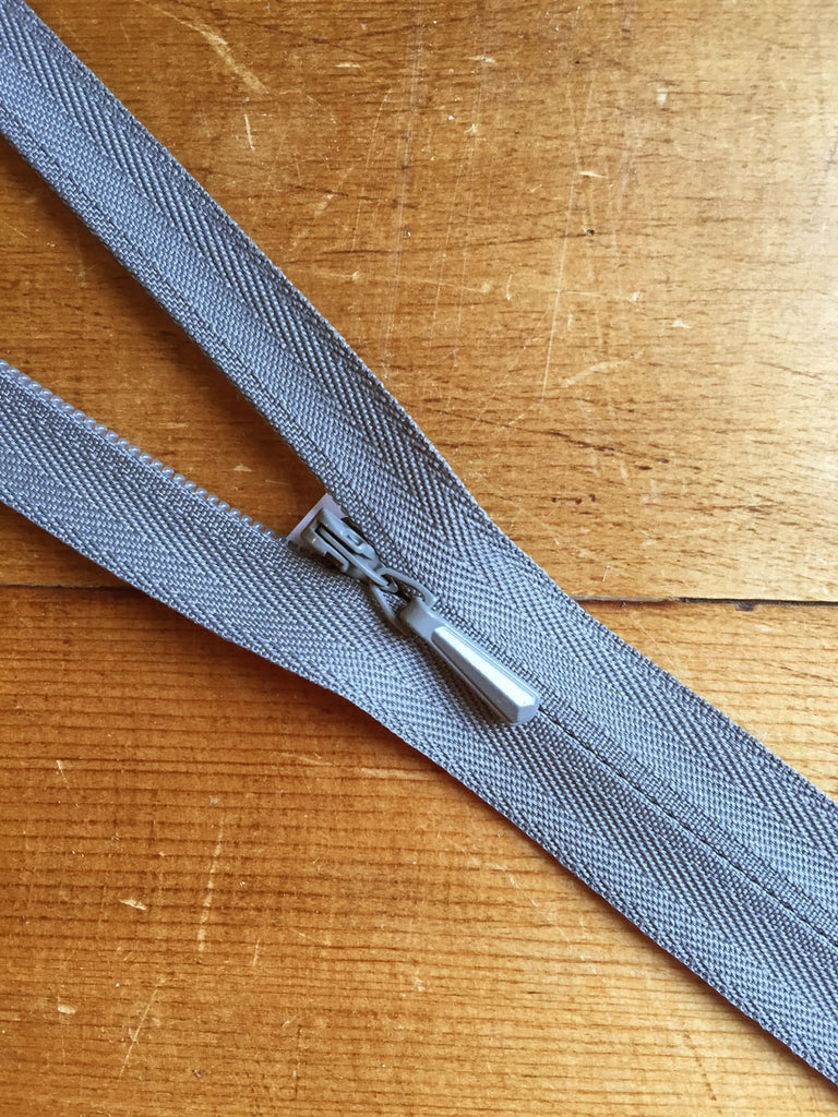 22"/56cm Concealed Zip - Grey (275) - Craftyangel