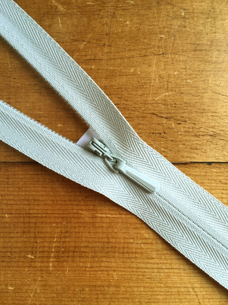 22"/56cm Concealed Zip - Light Grey (574) - Craftyangel