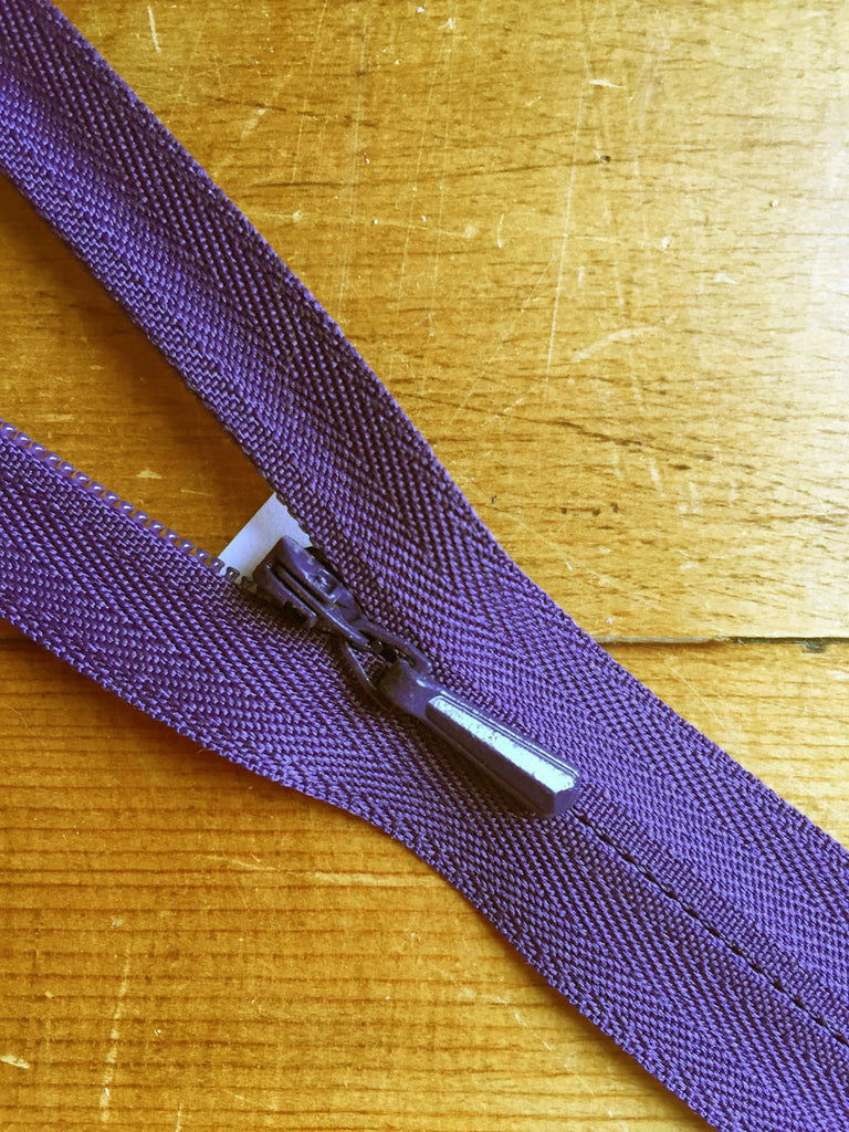 22"/56cm Concealed Zip - Purple (866) - Craftyangel